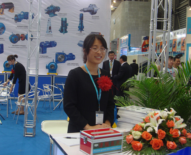 服務(wù)人員在現(xiàn)場接待